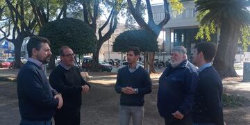 Germán Bottero, Alejandro Ambort (Susana), Leonardo Viotti, Marcelo Bocco (Pte Roca) y Lucio Beltramo (Lehmann), en la plaza 25 de Mayo