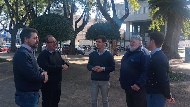 Germán Bottero, Alejandro Ambort (Susana), Leonardo Viotti, Marcelo Bocco (Pte Roca) y Lucio Beltramo (Lehmann), en la plaza 25 de Mayo