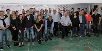 En la foto, el vicegobernador Carlos Haquim y el ministro Gaspar Santillán al centro, rodeados por los asistentes a la reunión de profesionales y técnicos de Primero Jujuy.