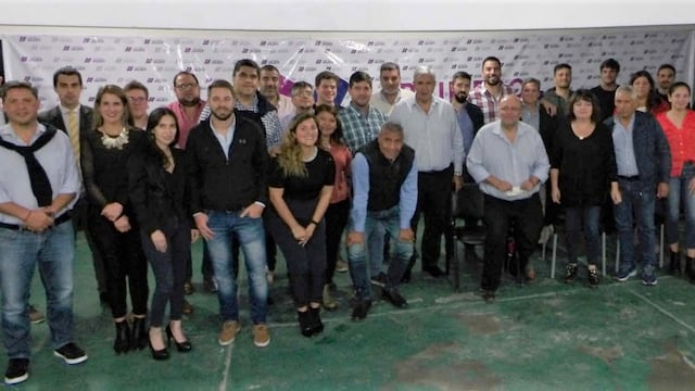 En la foto, el vicegobernador Carlos Haquim y el ministro Gaspar Santillán al centro, rodeados por los asistentes a la reunión de profesionales y técnicos de Primero Jujuy.