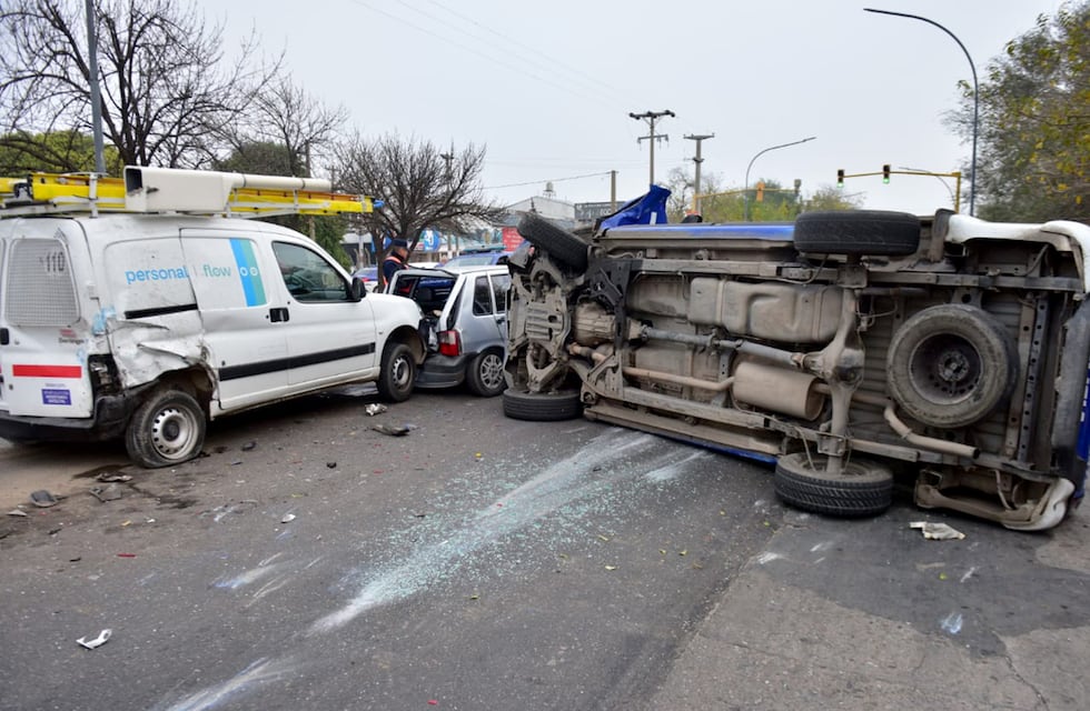 “La camioneta voló”, dijo una testigo del choque múltiple iniciado por un móvil policial en Córdoba