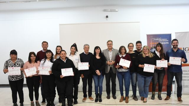 Entrega de certificados a agentes municipales que finalizaron el programa de Formación para Aspirantes a Mandos Medios.