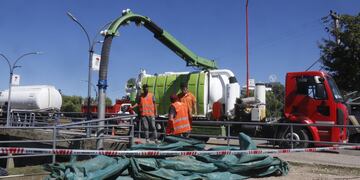 El municipio de Carlos Paz se encarga de extraer los resiudos arrastrados por las crecientes y la algas que se encuentran en la superficie.