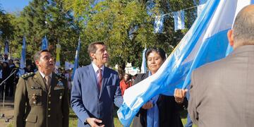 El ministro Carlos Sadir y la ministra de Derechos Humanos y Pueblos Indígenas, Natalia Sarapura, representaron al Gobierno provincial en el acto por el 430º aniversario de San Salvador de Jujuy.