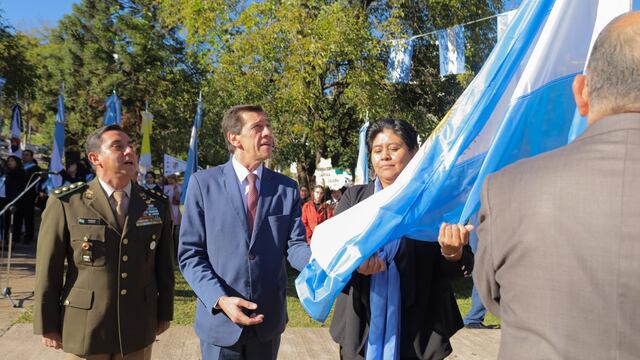 El ministro Carlos Sadir y la ministra de Derechos Humanos y Pueblos Indígenas, Natalia Sarapura, representaron al Gobierno provincial en el acto por el 430º aniversario de San Salvador de Jujuy.