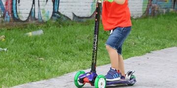 Video indignante: con la ayuda de sus padres, una niña sanjuanina le robó un monopatín a un nene (imagen ilustrativa)