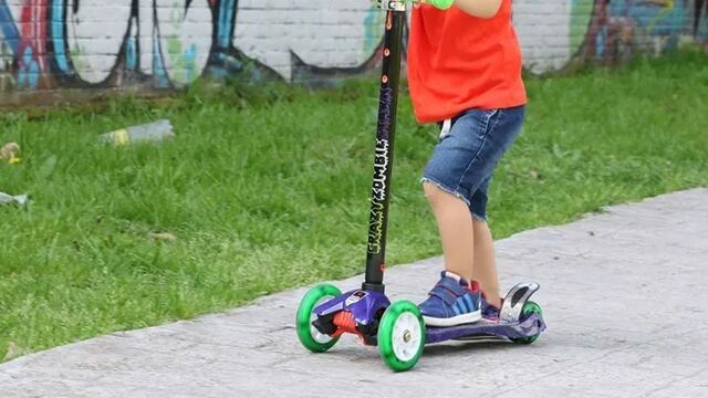 Video indignante: con la ayuda de sus padres, una niña sanjuanina le robó un monopatín a un nene (imagen ilustrativa)