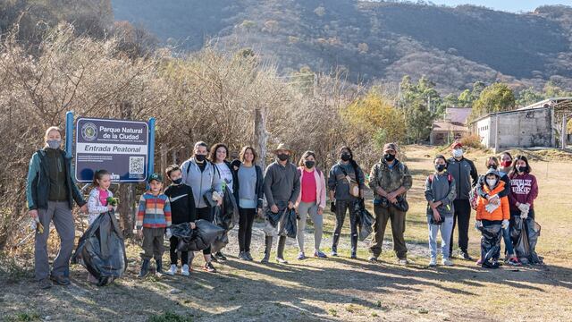 Alrededor de 20 personas ayudaron a limpiar el espacio durante el sábado pasado.