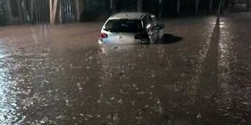 Puerto Iguazú: una mujer quedó atrapada dentro de su vehículo en una calle inundada.