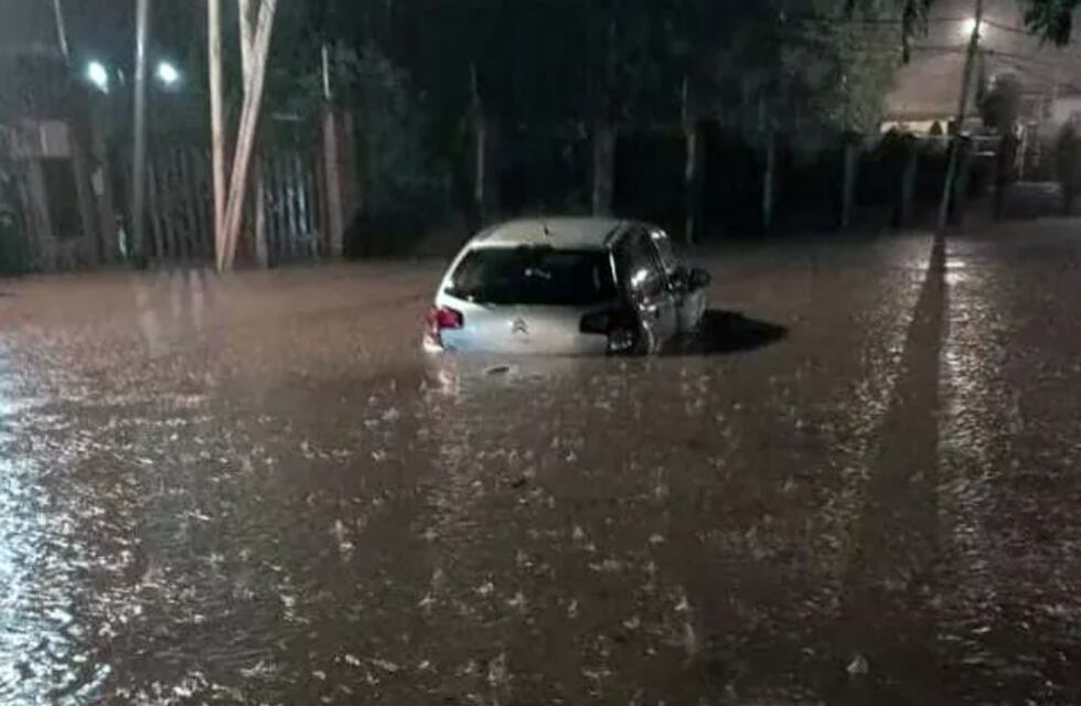 Puerto Iguazú: una mujer quedó atrapada dentro de su vehículo en una calle inundada