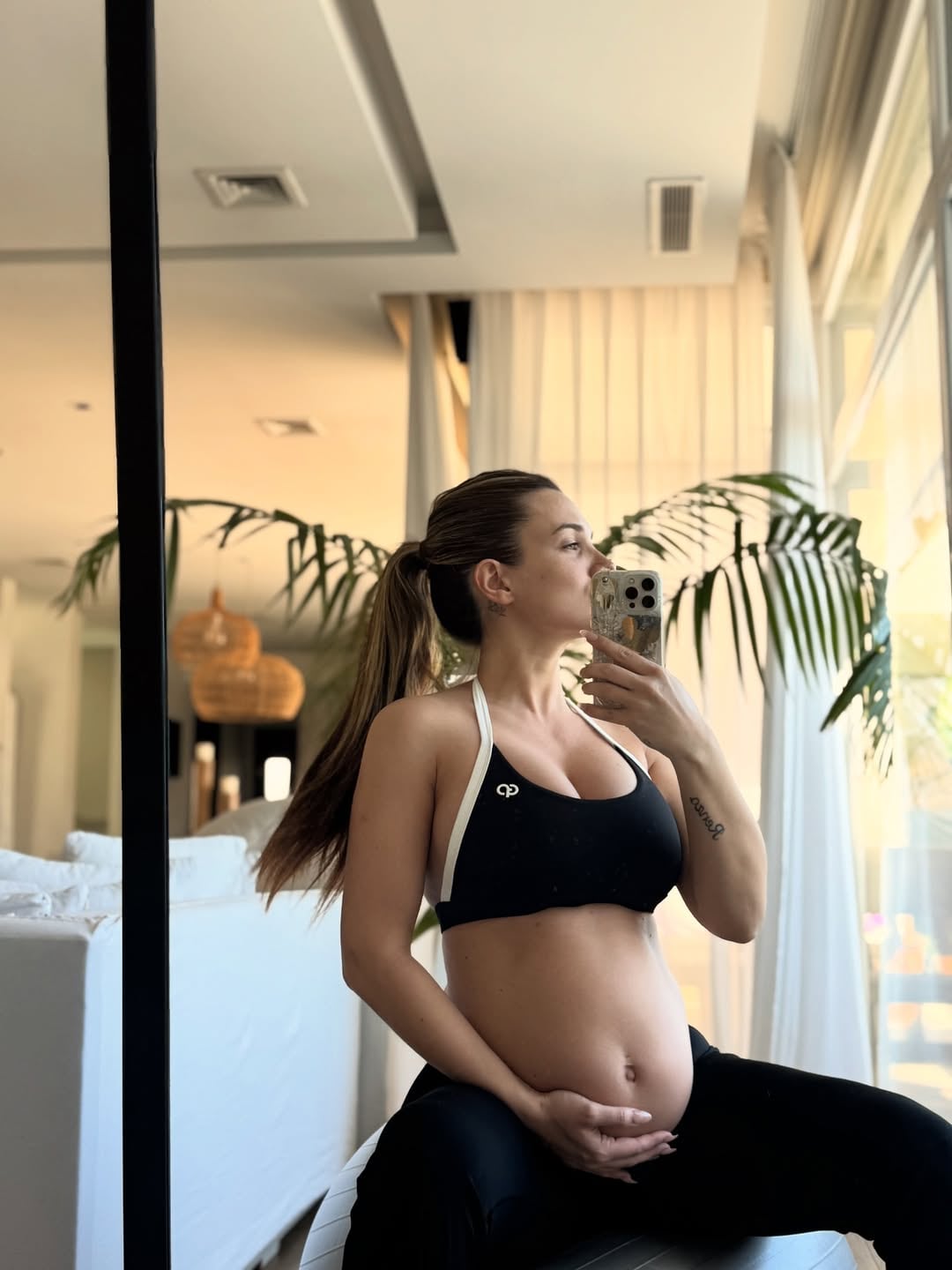 Cami Homs apostó por un look deportivo total black y lució su pancita de embarazada