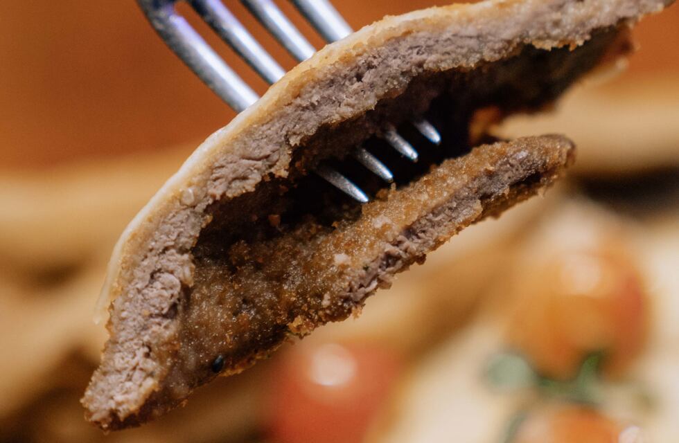Dos albañiles de Córdoba mostraron su insólito método para cocinar milanesas: “Más rico, no hay”