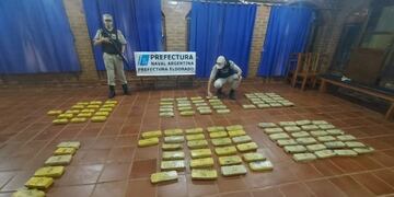 Prefectura Naval Argentina incauta más de 100 panes de marihuana en Eldorado.