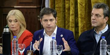 Sergio Massa, Axel Kicillof y Máximo Kirchner lideraron una cumbre del PJ bonaerense. Foto: Prensa.