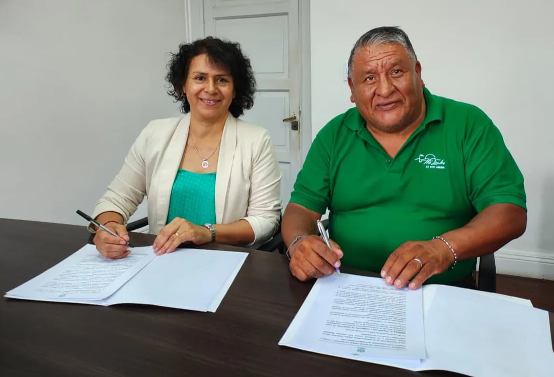 La presidenta del Consejo Provincial de Mujeres, la Igualdad de Género y el respeto a las Diversidades, Lourdes Navarro, junto al comisionado municipal de Valle Grande, Marcos Santos, firmando el convenio.