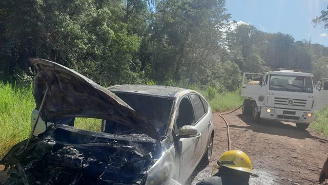 Eldorado: incendio consumió su automóvil mientras circulaba en él.