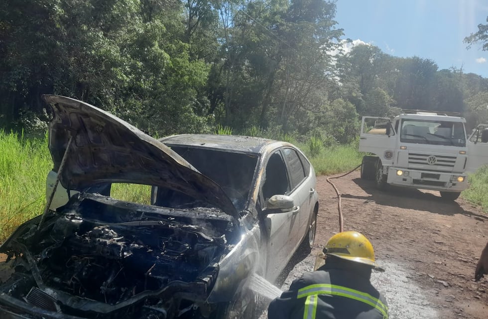 Eldorado: incendio consumió su automóvil mientras circulaba en él