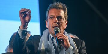 Sergio Massa, ministro de Economía y candidato presidencial del partido gobernante, habla afuera de su sede de campaña después de las elecciones generales en Buenos Aires, Argentina, el domingo 22 de octubre de 2023.  (AP Foto/Mario De Fina)