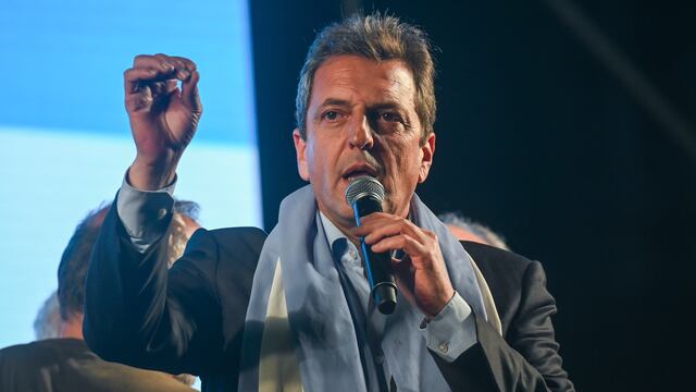 Sergio Massa, ministro de Economía y candidato presidencial del partido gobernante, habla afuera de su sede de campaña después de las elecciones generales en Buenos Aires, Argentina, el domingo 22 de octubre de 2023.  (AP Foto/Mario De Fina)
