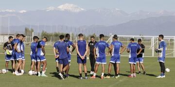 Diego Flores analiza cómo salir de la grave situación por la que atraviesa Godoy Cruz en la Liga Profesional, donde no gana y lucha por el descenso.