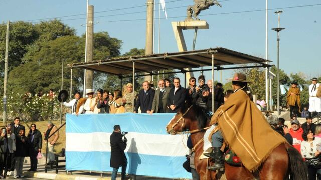 Desde las alturas en su monumento ecuestre, la figura del general Manuel Eduardo Arias presidió los actos realizados en su memoria este lunes en Jujuy.