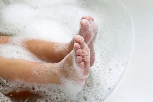 Por qué lavar los pies con sal y bicarbonato