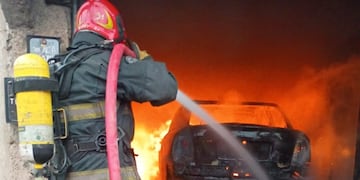 Se incendió un auto en una cochera en Córdoba y los Bomberos trabajan en la zona.