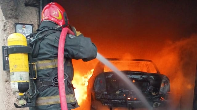 Se incendió un auto en una cochera en Córdoba y los Bomberos trabajan en la zona.