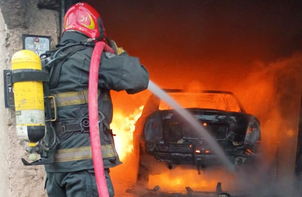 Córdoba terrible: se incendió un auto en una cochera y una moto y otro vehículo chocaron
