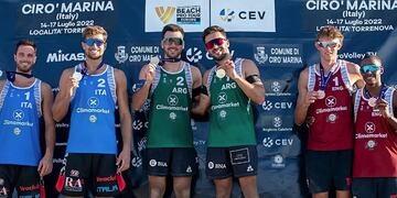 Bautista Amieva y Leandro Aveiro (centro) lograron la medalla de oro en el Pro Tour “Future” de Beach Volley, Italia.