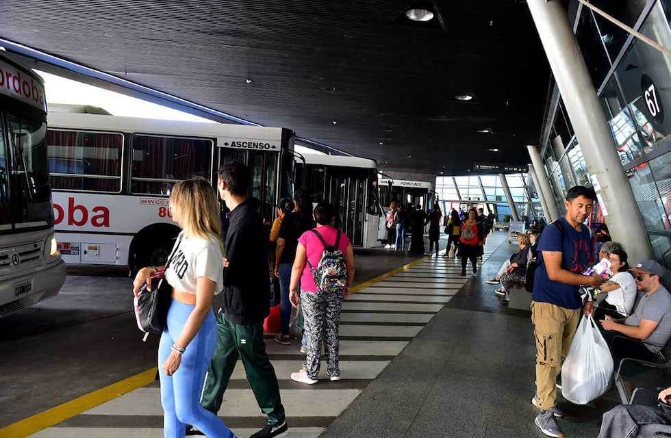 Interurbanos en Córdoba: una reunión clave busca destrabar el paro por tiempo indeterminado