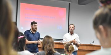 Curso sobre cómo un emprendimiento debe usar las redes sociales