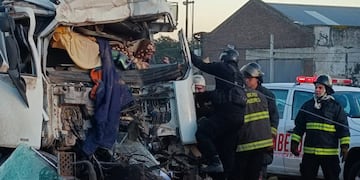 Fuerte choque entre camiones en el ingreso a Rosario