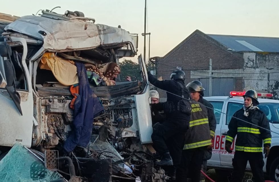 Brutal choque entre camiones en Rosario: la desesperación de un conductor que quedó atrapado