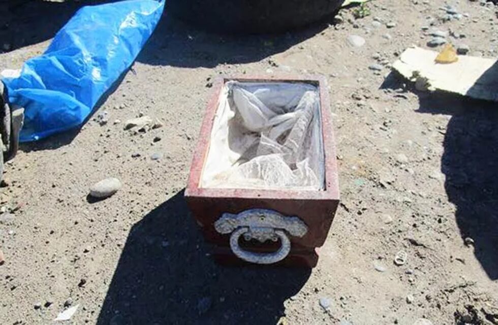 Fue a tirar la basura en Cipolletti y se encontró con el ataúd de un bebé