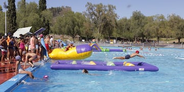Este viernes los chicos de la Colonia de Verano de la Universidad Nacional de Cuyo realizarán nueva edición del Natatlón Solidario. Gentileza UNCuyo