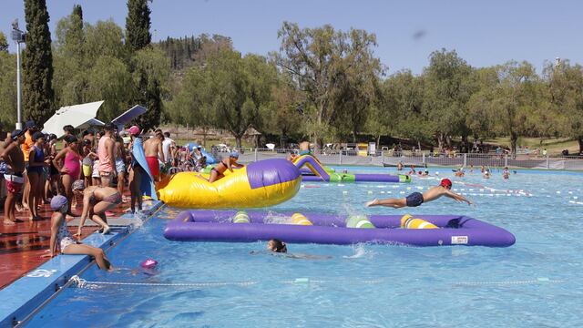 Este viernes los chicos de la Colonia de Verano de la Universidad Nacional de Cuyo realizarán nueva edición del Natatlón Solidario. Gentileza UNCuyo