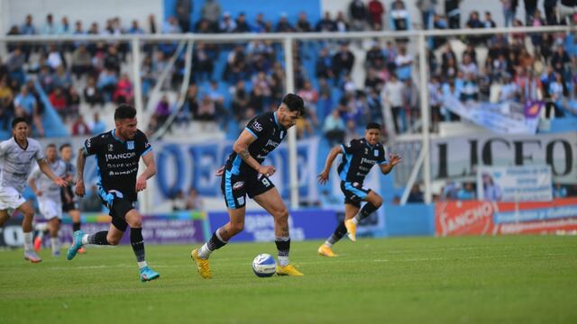 "Tuvimos dos o tres claritas para cerrar el partido en el primer tiempo", afirmó Carlos Bossio, técnico de Racing (Javier Ferreyra / La Voz)