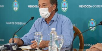 El gobernador mendocino en la conferencia de prensa donde anunció el aumento salarial del personal docente y no docente.