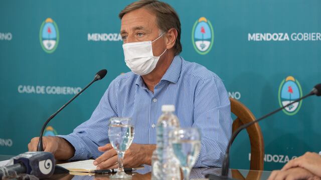 El gobernador mendocino en la conferencia de prensa donde anunció el aumento salarial del personal docente y no docente.