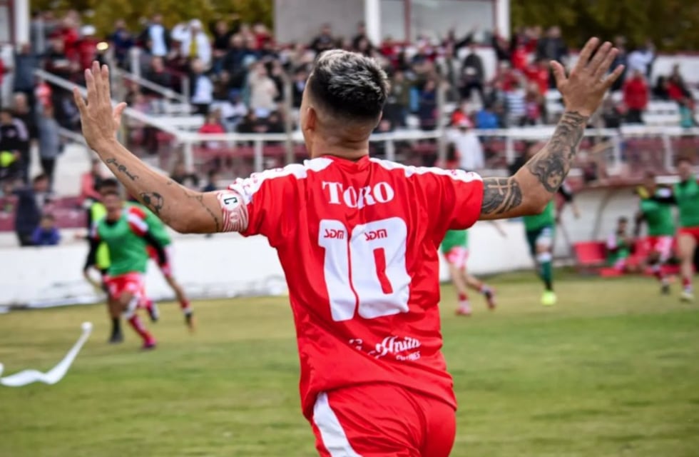 ¿Qué hiciste Verdugo? Mirá el gesto técnico que tuvo el delantero de Huracán LH en un penal