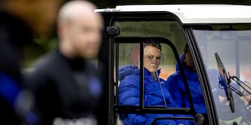 Louis Van Gaal sufrió un accidente pero acompañó a la selección de Países Bajos antes del duelo ante Noruega.