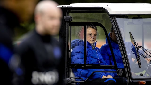 Louis Van Gaal sufrió un accidente pero acompañó a la selección de Países Bajos antes del duelo ante Noruega.