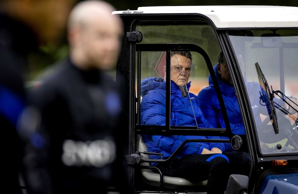 Louis van Gaal se accidentó y dirigió el entrenamiento de Países Bajos en un carrito de golf