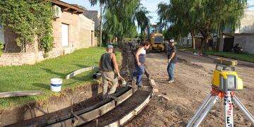 Obras Públicas de Tres Arroyos realiza trabajos de conexión de gas y de cordón cuneta en distintos puntos de la ciudad