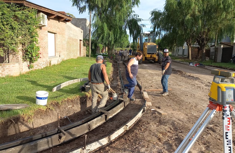 Obras Públicas de Tres Arroyos realiza trabajos de conexión de gas y de cordón cuneta en distintos puntos de la ciudad