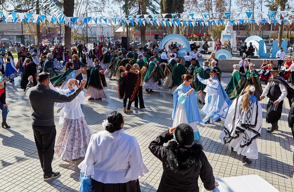¡Viva la Patria!” Las Heras le dio vida al Día de la Independencia con un desfile épico