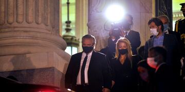 Alberto Fernández llegó acompañado de Fabiola a darle el último adiós a Menem. Foto: Gentileza Clarín