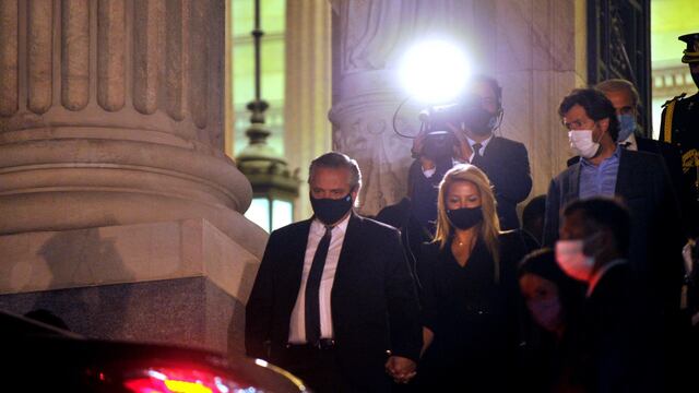 Alberto Fernández llegó acompañado de Fabiola a darle el último adiós a Menem. Foto: Gentileza Clarín