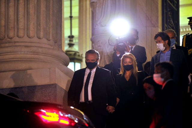 Alberto Fernández llegó acompañado de Fabiola a darle el último adiós a Menem. Foto: Gentileza Clarín